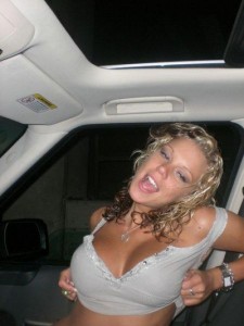 Julie exhibitionniste en voiture